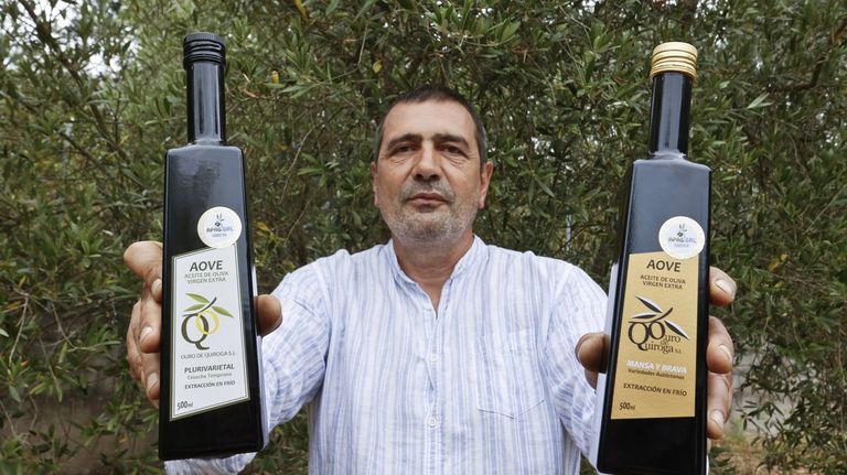 Julio Quiroga posa con los aceites que elabora en Ouro de Quiroga