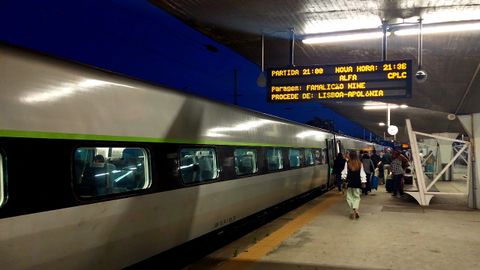 Un tren Alfa Pendular de Comboios de Portugal procedente de Lisboa, en la estaci�n de Campanh�, en Oporto.