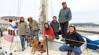 Seis jvenes aventureros que salieron de la Bretaa francesa atracan en Ribeira antes de iniciar su viaje a Cabo Verde.
