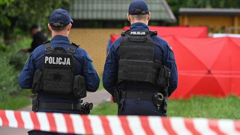 Dos polic�as en la zona donde se produjo el crimen