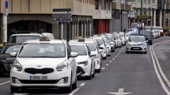 Marcha lenta de taxistas para atascar los accesos en protesta por la permisividad del Ayuntamiento con los viajes de los VTC dentro de la ciudad