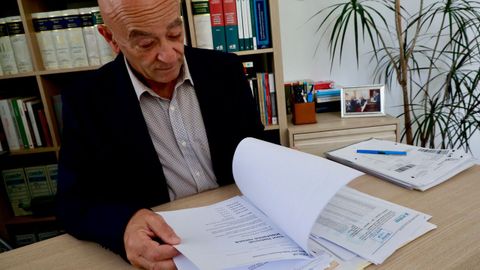 El abogado Julio Barros, ense�ando la documentaci�n ayer.