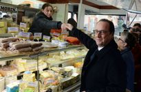 Hollande estrecha la mano de una vendedora en la visita a un mercado ayer en Tulle. 