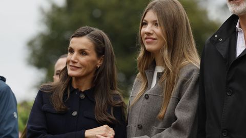 La reina Letizia y la infanta Sof�a a su llegada este s�bado a Valdesoto, en el concejo de Siero, junto al rey Felipe VI y la princesa de Asturias que entregar� el Premio al Pueblo Ejemplar con el que fue reconocida esta parroquia tras presentar su candidatura durante 21 ediciones
