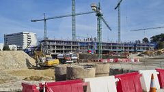 En las obras del Gran Montecelo, el nuevo hospital p�blico de Pontevedra, trabajan 125 operarios, que llegar�n a los 600 en el pico de la construcci�n