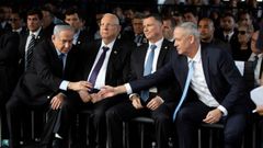 Netanyahu y Gantz se estrechan la mano, durante un acto el pasado noviembre