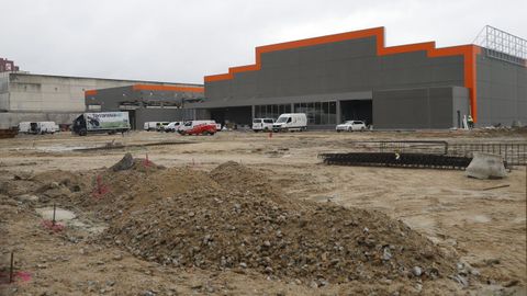 Obras para la apertura de un parque comercial en San Cibrao das Viñas, con Obramat como principal reclamo