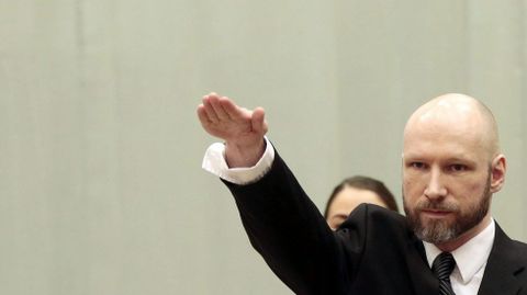 Breivik vuelve a abrir el juicio con un saludo nazi