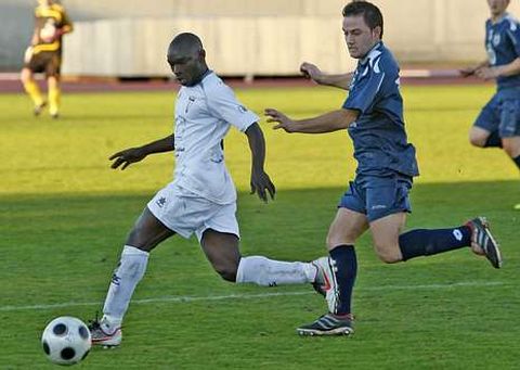 Kiss controla el bal�n ante la atenta mirada de un rival en el campo municipal de A Pinguela.