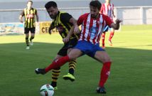 El cercedense Mart�n disputa un bal�n al delantero vigoes Gustavo Souto en O Roxo. 