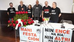 Miembros de la APDR y de la plataforma Ulloa Viva, este martes, en la Casa das Camp�s de Pontevedra
