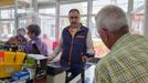 Pablo Alonso atendiendo a los clientes en el supermercado Claudio.