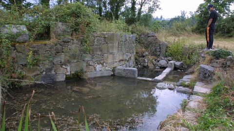 Fuente de Augas Santas �en una foto anterior a la construcci�n del nuevo balneario�, cuya agua utilizaba la adivinadora de Distriz 