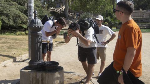 Un grupo de jvenes se refrescan en una fuente de Barcelona, en una imagen de archivo