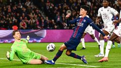 Dro Fern�ndez, tira a porter�a ante el guardameta del Metz, en su debut como titular con el PSG.