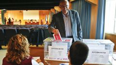 El actual rector, Reigosa, votando en las �ltimas elecciones, en el 2018 