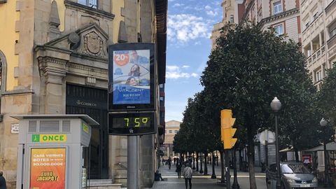 Term�metro en Gij�n, marcando 75 grados