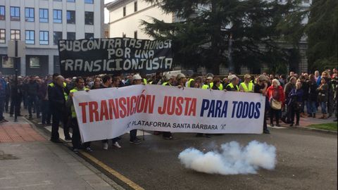 Imagen de la marcha minera a su llegada a la Delegacin de Gobierno en Oviedo