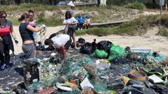 Imagen de la limpieza este fin de semana en la playa de Estorde, Cee.