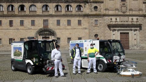 Trabajadores del FCC, que se ocupa en Monforte del servicio municipal de limpieza viaria, hace unos meses en la presentaci�n de los nuevos veh�culos de la empresa