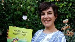 La escritora e ilustradora Estafan�a Padull�s, con su �ltimo libro, afincada en Paradela