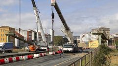 La parte central ya est� retirada. Dos grandes gr�as se encargaron de desmantelar la estructura peatonal, retirando la parte central mientras se despiezaban las rampas laterales. jos� pardo