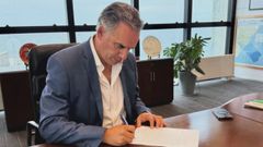 El presidente de Uruguay, Yamand� Orsi, firmando la ley de eutanasia.