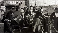 Embarque de emigrantes en un barco para Am�rica desde A Coru�a