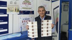 Gustavo Pousa posa con varios d�cimos de la loter�a de Navidad en su local de Silleda.