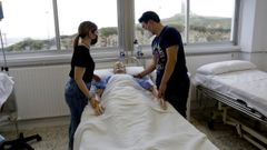 Alumnos de los ciclos de FP de cuidados de enfermer�a en el CIFP �nxel Casal, de A Coru�a