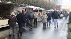 Numerosos vecinos acudieron a la feria a pesar de la niebla y la fina lluvia ca�da durante la ma�ana