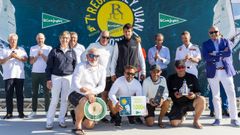 La tripulaci�n del Essentia junto a las autoridades en el acto de entrega de trofeos en el RCN Sanxenxo