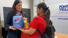 Entrega de material escolar recogido por Amigos de Galicia en la campa�a desarrollada en colaboraci�n con el Centro Comercial Ponte Vella