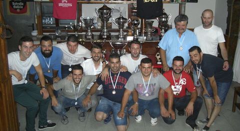 Jugadores de distintas temporadas del Quiroga F�tbol Sala celebraron una cena. 