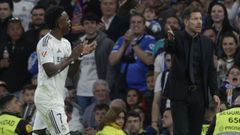 Vinicius aplaude a la afici�n del Real Madrid, mientras Simeone le recrimina su actitud cuando fue sustituido en el derbi madrile�o
