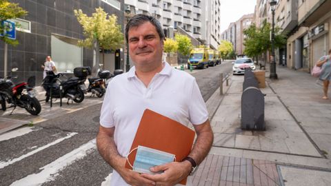 Xos� Carlos Morell cerca de un centro hospitalario y de su residencia en Vigo.