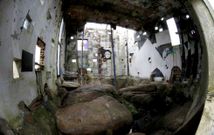 Vista interior de la caseta de Man, visiblemente deteriorada por la falta de mantenimiento. 