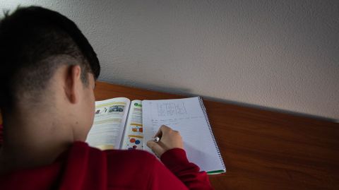 Alumno trabajando en casa durante el confinamiento