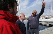 Dur�n, junto a Marcos Trillo, habla con un navegante noruego. 