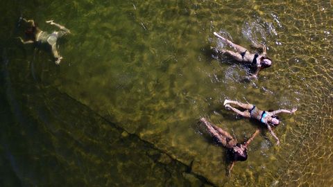 Chapuz�n en el r�o Yenisei para combatir el calor. 