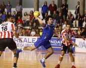 Balenciaga lanza a puerta en el pabell�n municipal. 