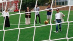 Jos� Manuel Rey probando el renovado campo de f�tbol de Caranza.