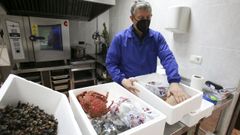 Jos� Luis prepara pedidos para enviar, sempre ao gusto do consumidor