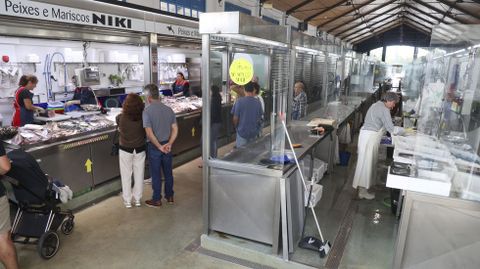 Nave de la Pescadería de Ucha, en foto de archivo, con las mesas centrales que desaparecerán en el proyecto.
