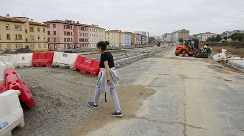 Itinerario peatonal que permite cruzar de O Bertn a las viviendas de Bazn a travs de las obras.