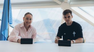 La presidenta del Celta, Mari&aacute;n Mouri&ntilde;o, con Aleix Febas en el momento de firmar el contrato.