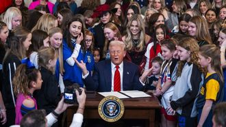 El presidente de los Estados Unidos, Donald Trump, rodeado de jvenes atletas el pasado mes de febrero