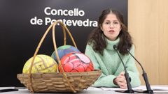 La concejala Anabel Gul�as, con algunos de los balones hallados en el jard�n de Santa Clara
