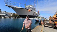 Antonio Maseda ante la embarcación Enzo I ayer en el muelle focense