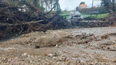 La riada cort� la carretera que enlaza con Avi�o y pas� a escasos cien metros de las primeras viviendas.
